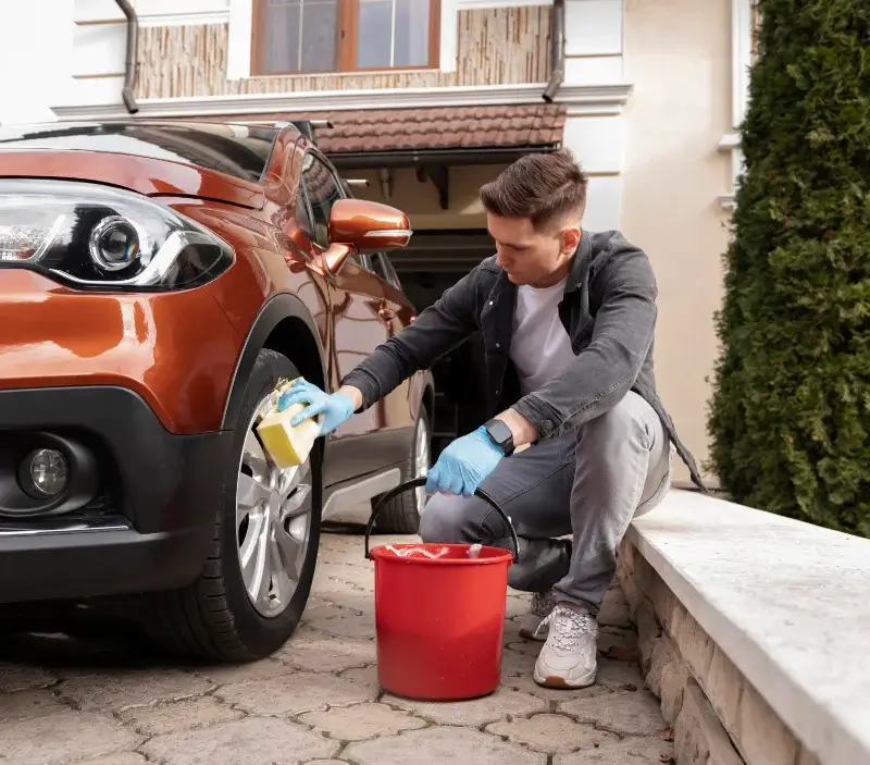 Lavage auto à domicile Plerneuf : professionnel intervenant sur un véhicule